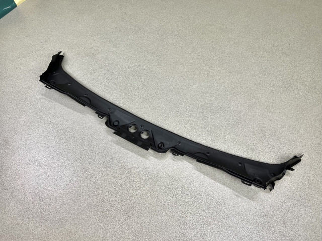 Планка склоочищувачів (жабо) - BMW 3/3 GT (F30/F31/F34) 51717258177