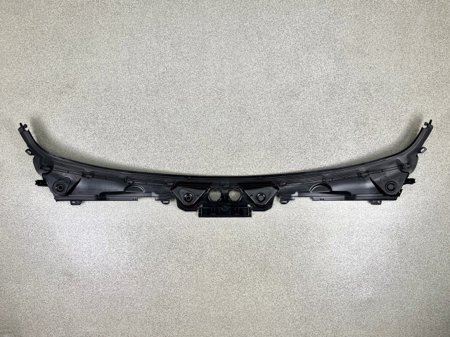 Планка склоочищувачів (жабо) - BMW 3/3 GT (F30/F31/F34) 51717258177