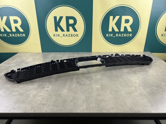 Центральна решітка переднього бамперу з отвором (M Paket) до рест. - BMW 5 (G30/G31) 51118064931