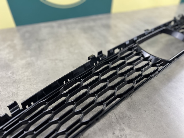 Центральна решітка переднього бамперу з отвором (M Paket) до рест. - BMW 5 (G30/G31) 51118064931