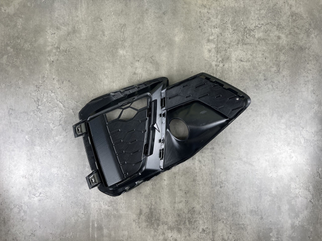 Решітка в бампер (ліва) - AUDI A4 (B9) 8WD807681M