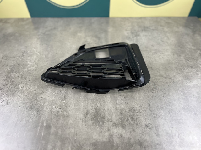Решітка в бампер (права) - M Paket - BMW 3 (G20/G21) 51118069372