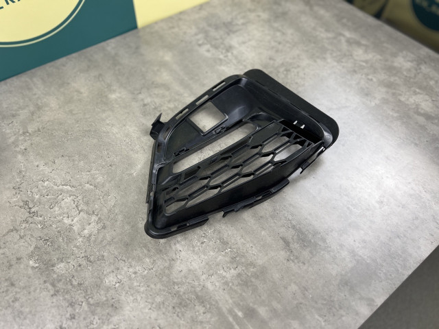 Решітка в бампер (права) - M Paket - BMW 3 (G20/G21) 51118069372