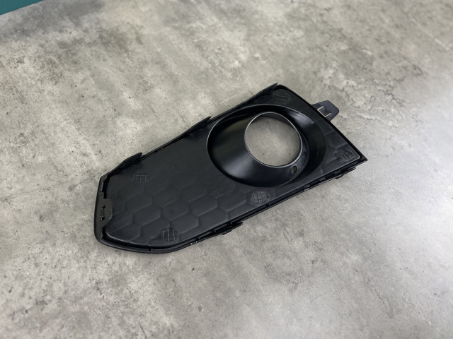 Решітка в бампер (права) - M Paket - BMW 2 (F22/F23/F87) 51118055320