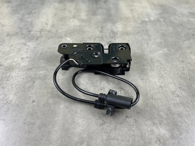 Замок капота (перед-низ) - AUDI A4/S4/A5/S5/Q5 (B8/8R) 8K0823509