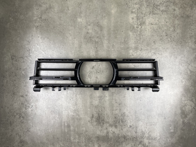 Решітка в бампер (з отвором) - BMW 5 (G30/G31) 51117409550