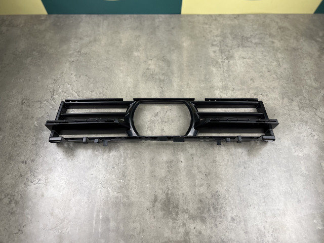 Решітка в бампер (з отвором) - BMW 5 (G30/G31) 51117409550