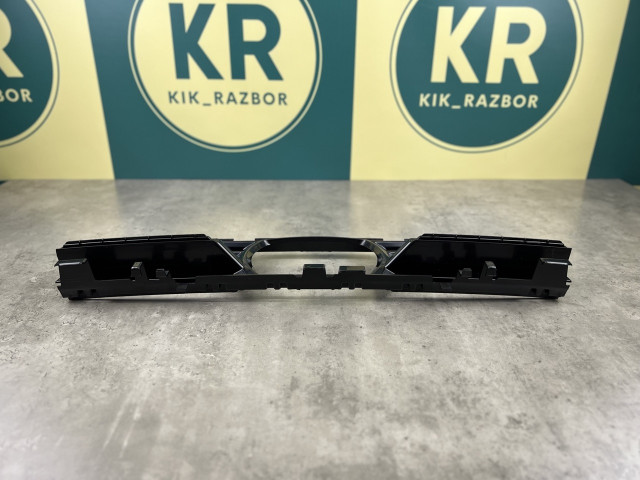 Решітка в бампер (з отвором) - BMW 5 (G30/G31) 51117409550
