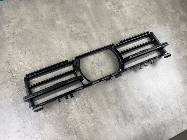 Решітка в бампер (з отвором) - BMW 5 (G30/G31) 51117409550
