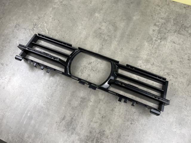Решітка в бампер (з отвором) - BMW 5 (G30/G31) 51117409550
