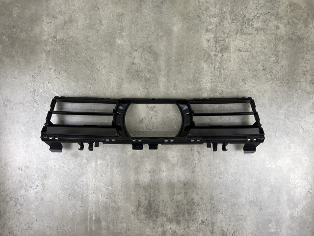 Решітка в бампер (з отвором) - BMW 5 (G30/G31) 51117409550