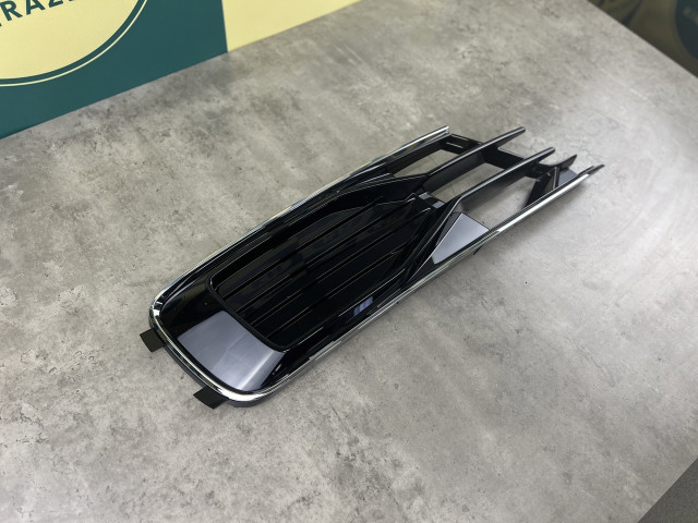 Решітка в бампер (без протитум.) - права (рест.) - AUDI A6 (С7) 2014-2018 (4G0807648T94)