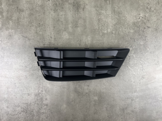 Решітка в бампер (ліва) - AUDI A4 (B9) 2015-2018 (8W0807681B)