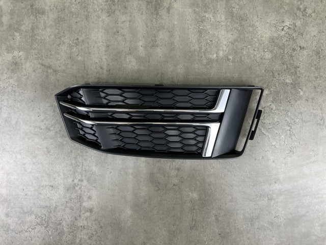 Решітка в бампер без протитум. (права) - AUDI A4 (B9) 2015-2018 (8W0807682R)