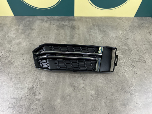 Решітка в бампер без протитум. (права) - AUDI A4 (B9) 2015-2018 (8W0807682R)