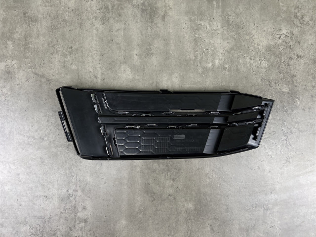Решітка в бампер без протитум. (права) - AUDI A4 (B9) 2015-2018 (8W0807682R)