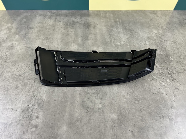 Решітка в бампер без протитум. (права) - AUDI A4 (B9) 2015-2018 (8W0807682R)