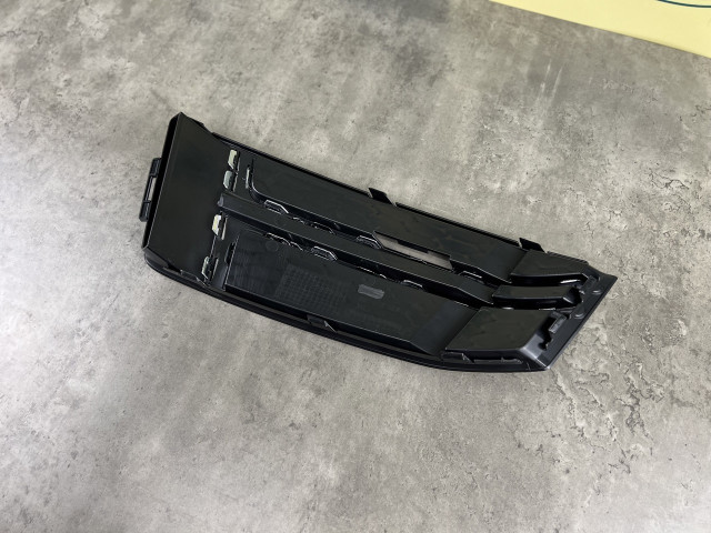 Решітка в бампер без протитум. (права) - AUDI A4 (B9) 2015-2018 (8W0807682R)
