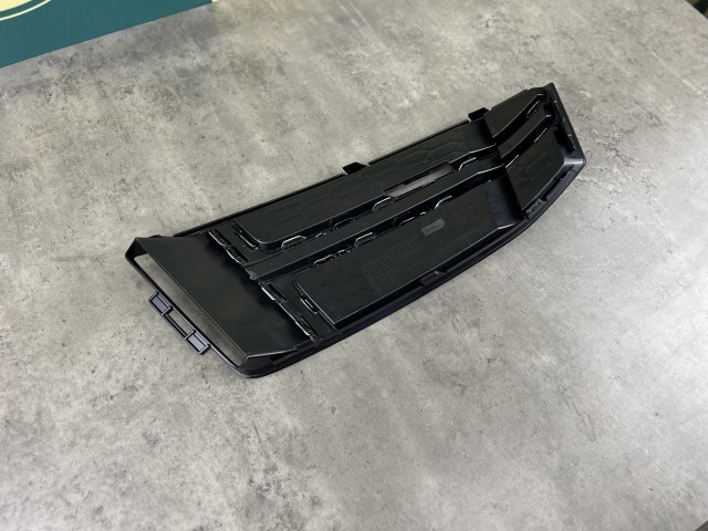 Решітка в бампер без протитум. (права) - AUDI A4 (B9) 2015-2018 (8W0807682R)
