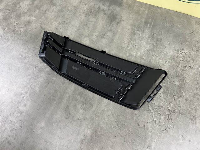Решітка в бампер без протитум. (ліва) - AUDI A4 (B9) 2015-2018 (8W0807681R)