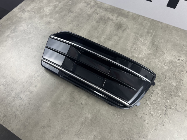 Решітка протитум. фари глянцева (права) - AUDI Q5 (FY) 2017-2020 (80D807680ERN4)