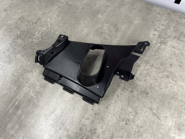 Бічний кронштейн переднього бампера (правий) - BMW X5 (G05) 51118089502