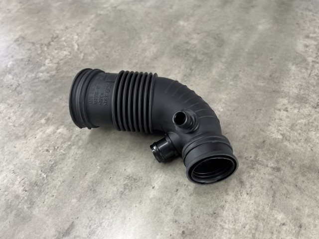 Патрубок повітряного фільтра (гофра) - BMW 1/3 (F20/F30/F31) 13717597586
