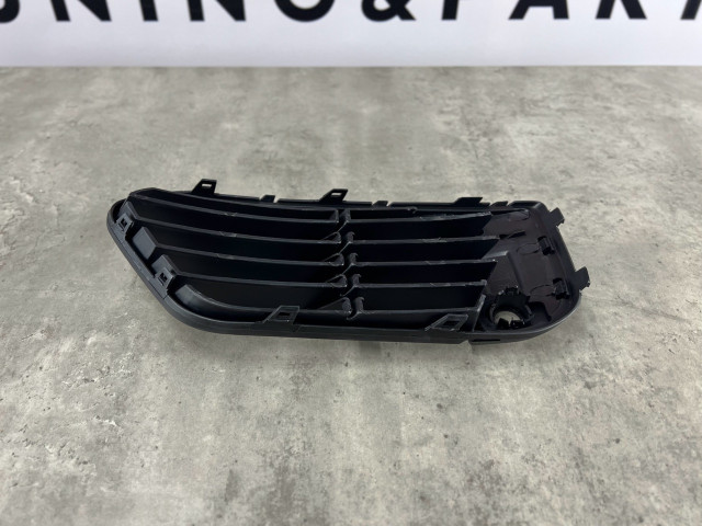 Решітка протитум. фари (права, чорна, під камеру) - BMW X1 (F48/F49) 51117453980