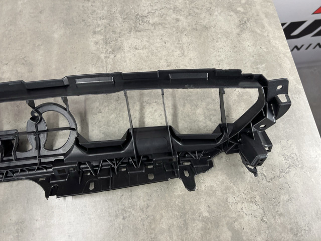 Замикаюча панель (рест.) - AUDI A5 (F5) 8W6807233D