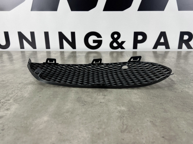 Решітка протитуманної фари (права) - AMG - Mercedes Benz (C-Class W205) 2014-2018 (A2058852623)