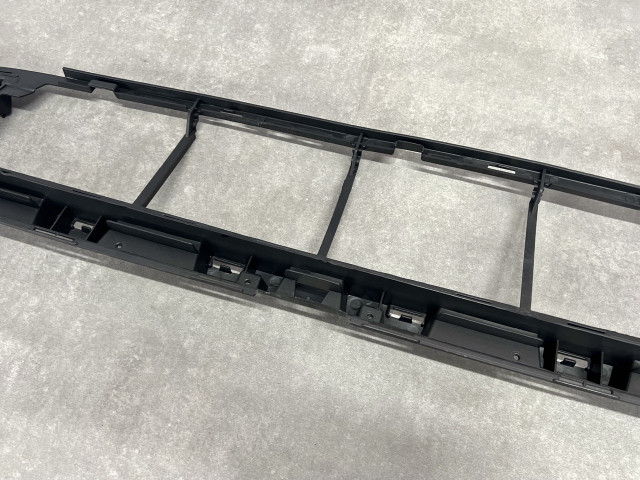 Кронштейн кріплення решітки радіатора - Mercedes Benz (E-Class W213) 2016-2021 (A2138857304)