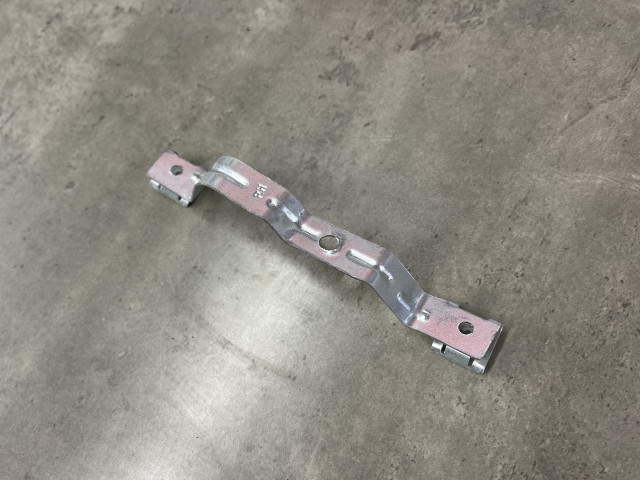 Кронштейн підкрилка (правий) - Tesla Model 3 - 1104541-00-B