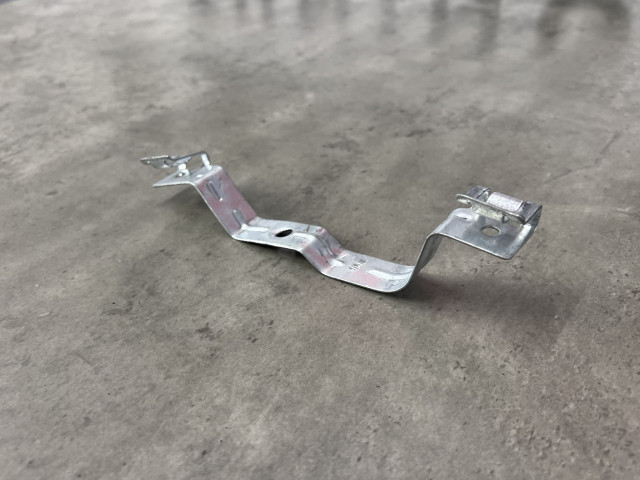Кронштейн підкрилка (правий) - Tesla Model 3 - 1104541-00-B