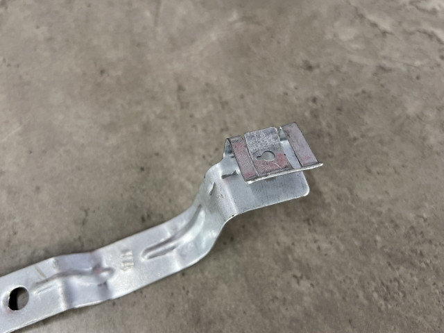 Кронштейн підкрилка (правий) - Tesla Model 3 - 1104541-00-B