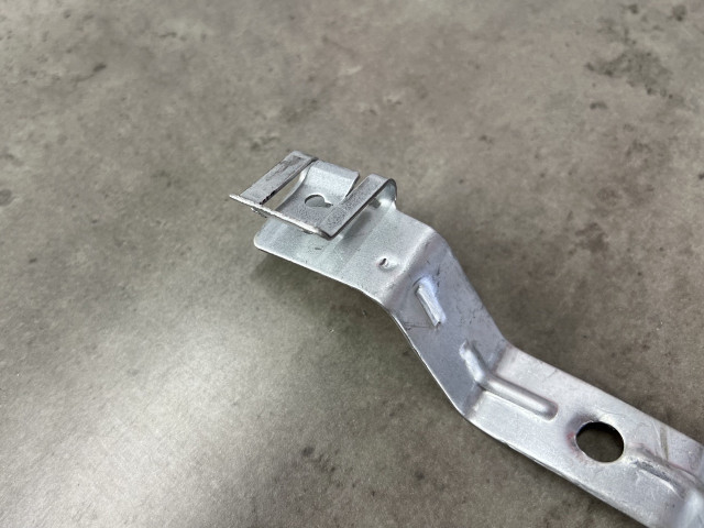 Кронштейн підкрилка (правий) - Tesla Model 3 - 1104541-00-B