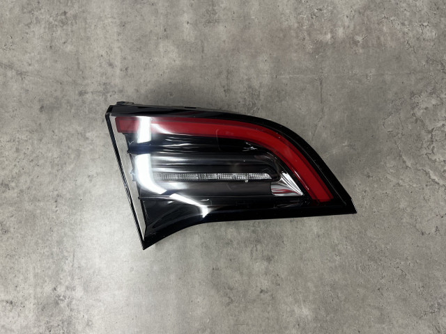 Задній ліхтар (лівий, внутрішній) - Tesla Model 3 (2021) 1502088-00-B