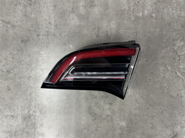 Задній ліхтар (правий, внутрішній) - Tesla Model 3 (2021) 1502089-00-B