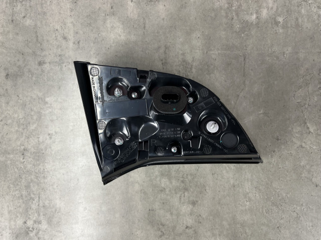 Задній ліхтар (правий, внутрішній) - Tesla Model 3 (2021) 1502089-00-B