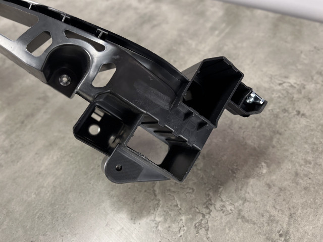 Кріплення протитум.фари (праве) - AUDI Q3 (8U) - 2011-2014 - 8U0805608A