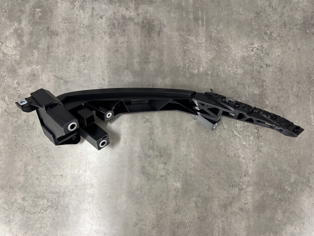 Кріплення протитум.фари (праве) - AUDI Q3 (8U) - 2011-2014 - 8U0805608A