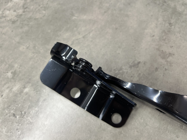 Петля капота (рест.) - права - Mazda CX-5 (KE) KD5352410A / KD53-52-410A
