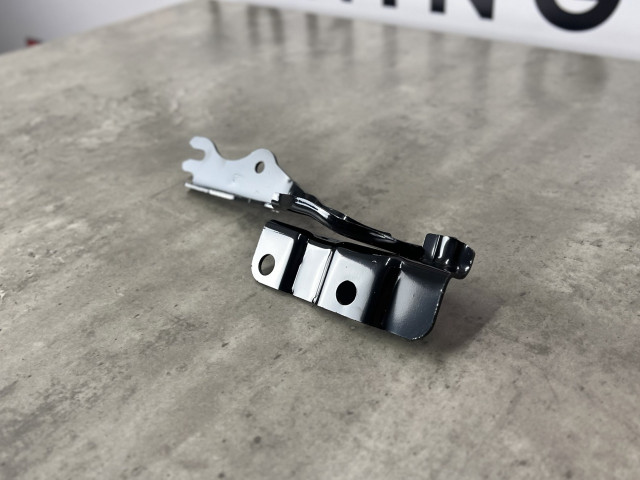 Петля капота (рест.) - права - Mazda CX-5 (KE) KD5352410A / KD53-52-410A