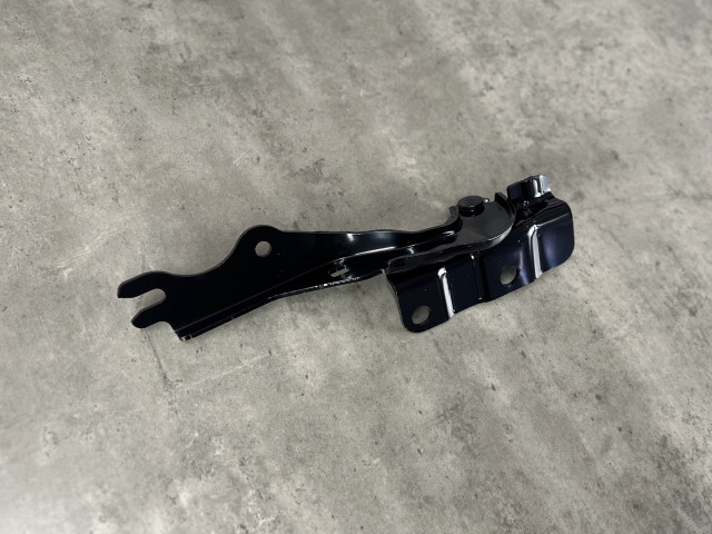 Петля капота (рест.) - права - Mazda CX-5 (KE) KD5352410A / KD53-52-410A
