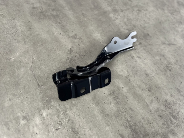 Петля капота (рест.) - ліва - Mazda CX-5 (KE) KD5352420A / KD53-52-420A