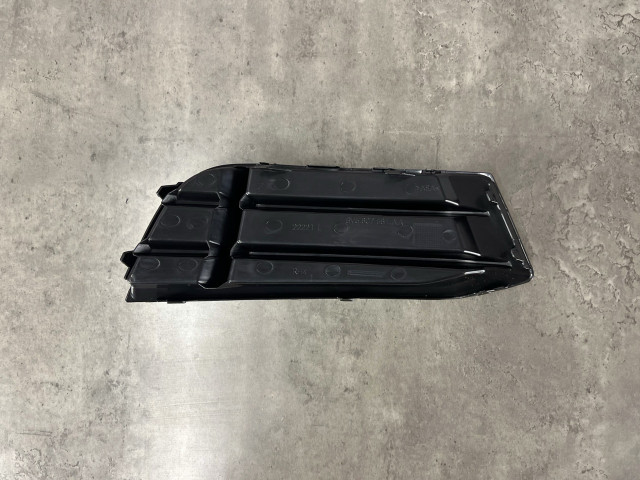 Решітка протитум.фари (ліва) рест. - S Line (Sedan) - AUDI A3 (8V) 2016-2020 - 8V5807681AA