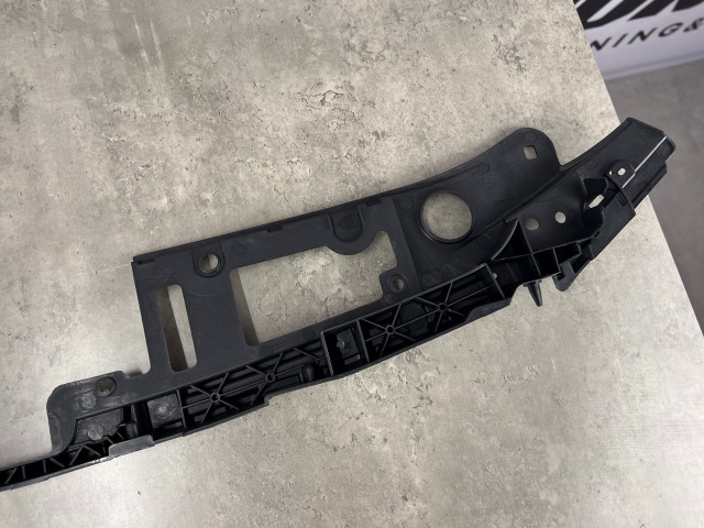 Кронштейн решітки радіатора - Mazda 3 (BM) 2013-2016 - B63B50717 / B63B-50-717