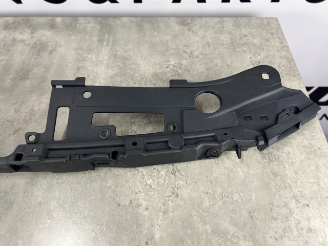 Кронштейн решітки радіатора - Mazda 3 (BM) 2013-2016 - B63B50717 / B63B-50-717